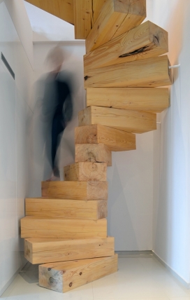 立方体大木块螺旋楼梯-波兰QC建筑设计师作品，创造了一个两层楼的公寓