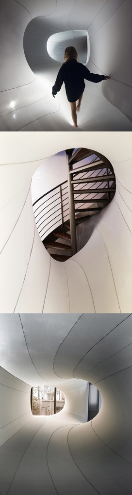索菲娅画廊隧道-互动装置沉浸在巨大的面料茧中，螺旋形楼梯，交叉互通的隧道让人感觉到了异度迷宫空间