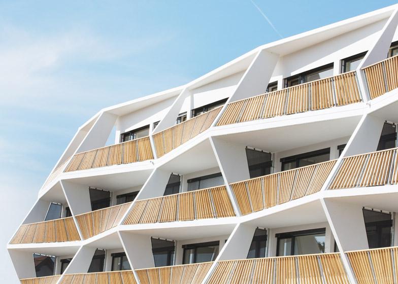 锯齿状阳台立面雕塑公寓建筑-位于奥地利,四层高的公寓有15户小公寓和