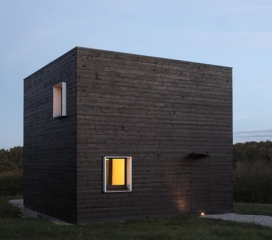 法国诺曼底熏黑木墙壁立方体房屋