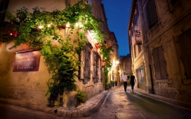 法国圣雷米普罗旺斯街道夜景