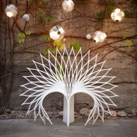 形状像孔雀开瓶尾巴的椅子-加拿大多伦多设计工作室UUfie作品