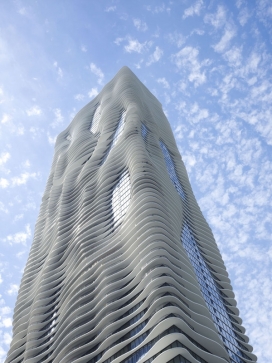 Aqua Tower“千层饼”白色水塔高楼大厦-大楼位于芝加哥，整栋建筑采用遮阳，清晰，低辐射玻璃-共82层和超过190万平方英尺，配套设施有酒店，公寓，停车场，办公室，每间公寓都带露台，最有特色的是外墙形独特起伏的地板，类似千层饼塔。