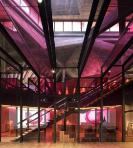 西班牙六角形空间的OLARRA酒厂建筑设计-强大的几何形状设计，建筑师采用不同玻璃颜色来比喻葡萄酒类型，里面还有一个小商店空间，和一个酒吧，可以让参观者品尝美酒