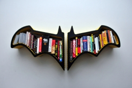 蝙蝠侠蝙蝠形书架-它有两个版本：经典的蝙蝠侠与黑暗骑士