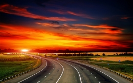 夕阳下的高速路风景