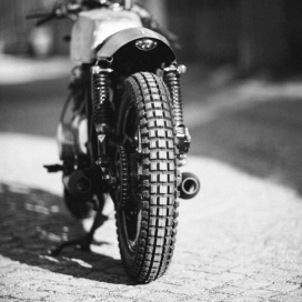 Raw & RoughRaw-摩托车黑白摄影图