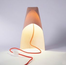 一个简单而温暖的灯-灯罩采用薄层桦木做原材料，容易组装，有简洁的线条
