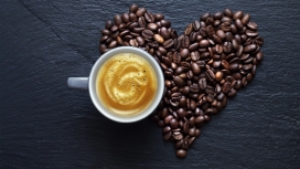 心形艺术咖啡拼图与咖啡杯