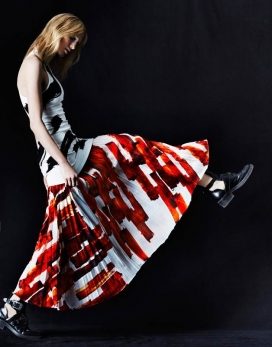 拥抱春天的色彩-荷兰模特Marique Schimmel演绎丰富多彩的杂色条纹版画时装秀