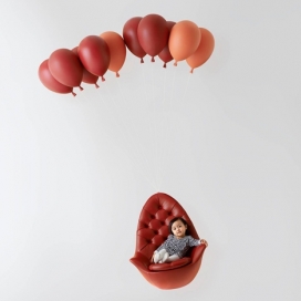 气球椅-日本h220430工作室设计，看起来就像是在半空中的气球，四个锚点悬挂在天花板上，以保持飞行的错觉，椅子是固定在墙上