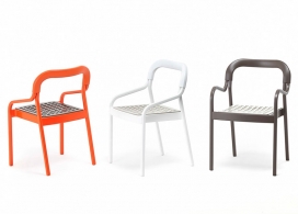 户外椅-英国设计师塞巴斯蒂安贝里内利作品-采用铝和塑料为材料，专为咖啡厅，餐厅或花园，广场家具配备个性化的元素，以适应不同的口味。