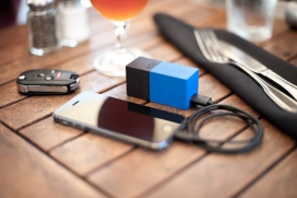一个小壁式USB充电器和一个内置3000mAh的锂离子备用电池，它配备了折叠式插脚，可以方便旅行携带，可以为你的智能手机，平板电脑，MP3播放器，傻瓜相机提供电源动力