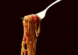 卷在刀叉上的意大利面美食壁纸