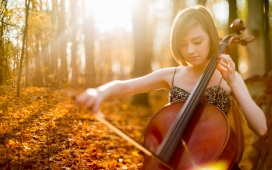 树林拉低音小提琴的女孩