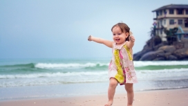 沙滩奔跑的国外金发宝宝壁纸
