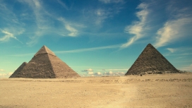 双塔-埃及沙漠中的金字塔