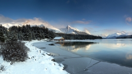 美丽的冬季湖边屋景观