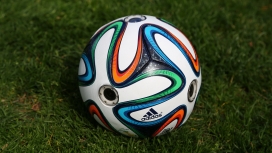 草坪上的足球-2014巴西世界杯比赛橙黑球高清壁纸下载