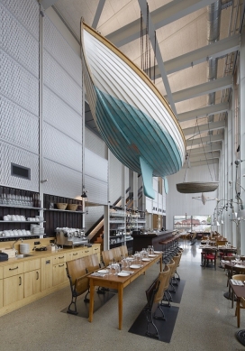 瑞典复古波纹金属框架帆船餐馆-在瑞典荣获了几个著名的奖项，创造了一种独特的欢迎和熟悉的感觉，设计灵感来自寒冷的海岸生活