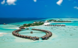 马尔代夫蓝海度假草屋码头高清壁纸桌面下载