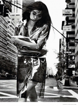刘雯-曼哈顿市中心街拍路易威登时装黑白风格人像