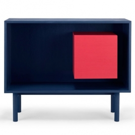 可关闭的橡木胶合板橱柜-一个开放的展示盒，来自丹麦Bolia家具品牌