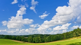 高清晰蓝天白云下的绿色美景