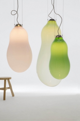 大泡泡-巨型悬挂玻璃泡灯-来自荷兰设计师亚历克斯・德维特的作品，采用透明玻璃做的，每个灯泡达35英寸至41英寸，是个不错的装饰吊灯