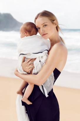 嘉玛・沃德的母爱-非常完美的画面，26岁的美女与她的宝贝女儿海滩人像