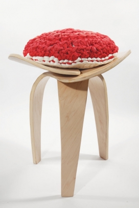 无接缝的三角凳-纤维家具Andrea Quiros-Balma设计师作品，由三个对称弯曲胶合板连接在一起成一个无缝的椅子