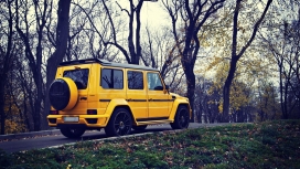 高清晰黄颜色奔驰SUV越野车壁纸