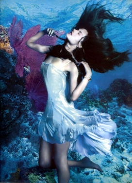 美人鱼的共鸣-亚历山大・安布罗休身穿梦幻般的礼服-拍摄劳力士运动系列手表水下广告
