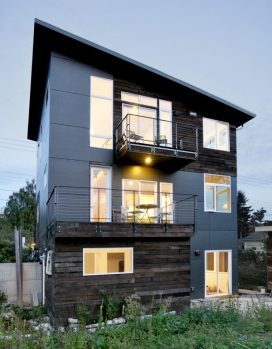 西雅图的家-里面住着一个家庭。1330平方英尺的主家，有一个充足的户外空间。
