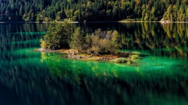 惊人的绿山湖倒影美景