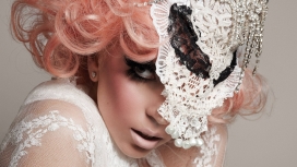 戴花纹蕾丝面具的Lady Gaga