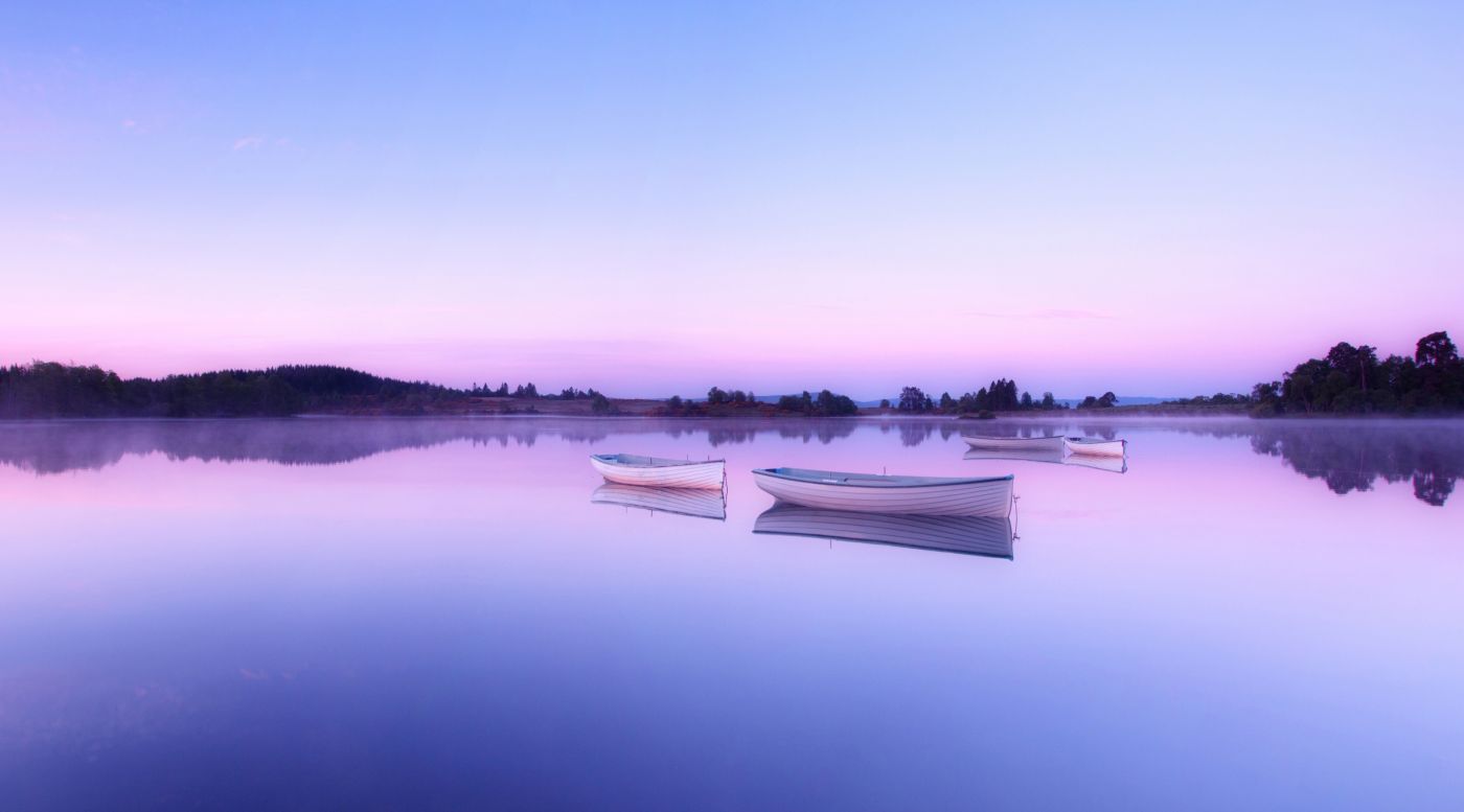 高清晰紫色湖船壁纸封面大图