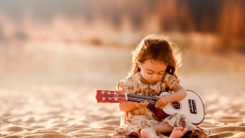 玩吉他的可爱小女孩