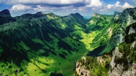 高清晰瑞士绿色山谷壁纸