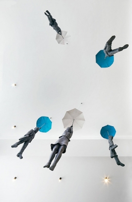 悬挂的打伞人-7000平方英尺-捷克艺术家Michal Trpák作品-这是一栋翻新20世纪80年代办公楼的广告公司