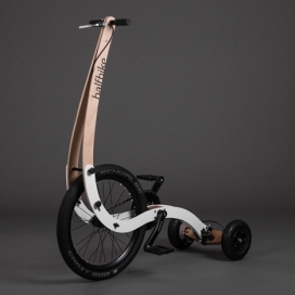 Halfbike II一个脚踏动力汽车-Kolelinia交通运输设计公司出品，采用弧形铝框设计，该框架连接胶合板车把，大型前轮，脚蹬，一个齿轮和链条机制，和两个小后轮，方便折叠