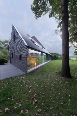 荷兰熏黑木材三角平面的房子