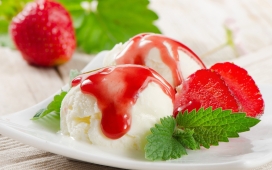 高清晰红白草莓冰淇淋