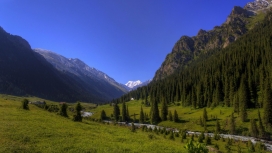 中亚吉尔吉斯斯坦绿山美景