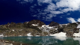蓝天白云下的雪山湖