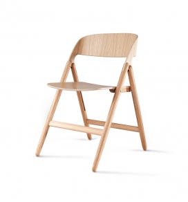 传统的木质折叠椅-桦木层做弯曲的座位与橡木做贴面。在不使用时，椅子可以很容易地折叠起来，可以存放在任何空间狭小的地方或挂在墙壁上，不占用任何地面空间。