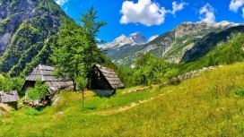 高清晰斯洛文尼亚博韦茨山村木屋景观