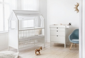 多功能的Stokke幼儿园家具设计-有婴儿床，便携式摇篮，梳妆台，非常适合放在卧室