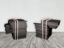 两个木框架固定的椅子-采用木质长条累积而成