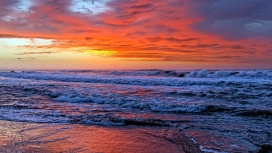 夕阳下的神奇橙色海浪